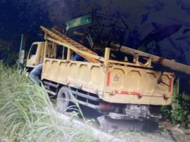 Respon Cepat Pihak PLN unit Wonosari melakukan penggantian tiang Listrik yang ambruk di Jalur Soka